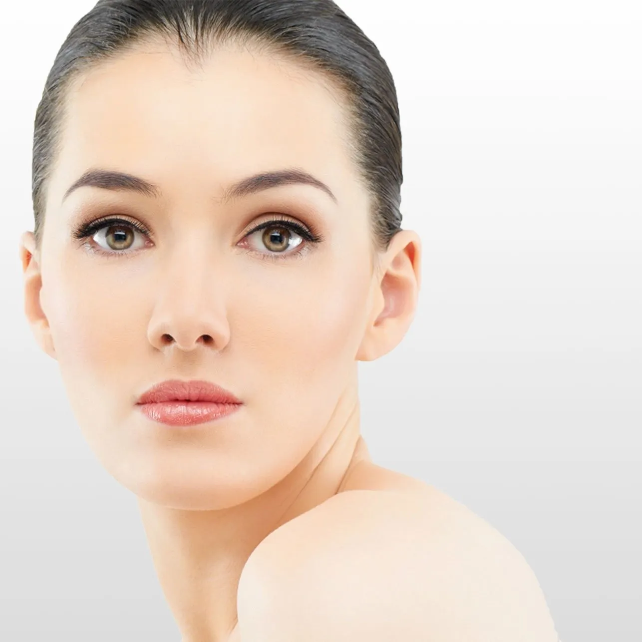 Rostro de mujer con piel luminosa