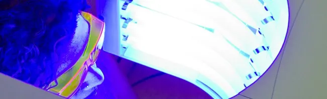 Paciente bajo la luz azul del equipo Blu-U
